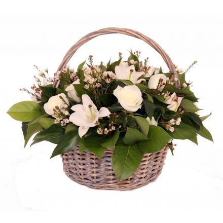 Basket with white Flowers